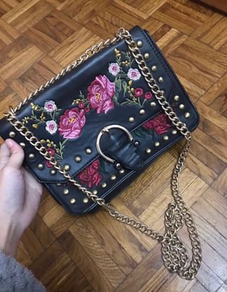 Bolso flores Stradivarius de segunda mano por 15 EUR en Logroño en WALLAPOP