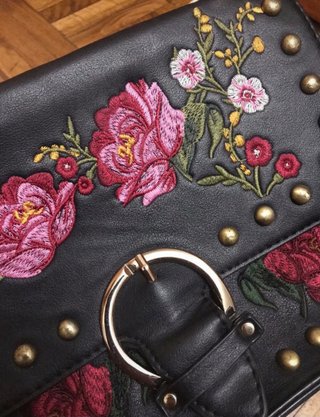 Bolso flores Stradivarius de segunda mano por 15 EUR en Logroño en WALLAPOP