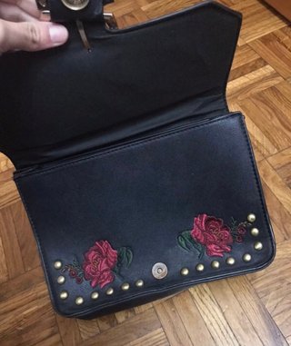 Bolso flores Stradivarius de segunda mano por 15 EUR en Logroño en WALLAPOP