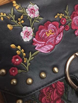 Bolso flores Stradivarius de segunda mano por 15 EUR en Logroño en WALLAPOP