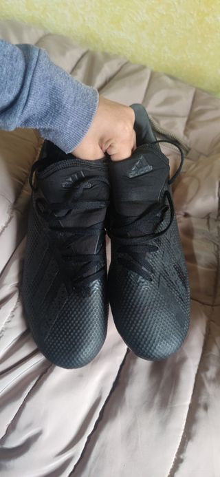 Zapatos futbol negros ADIDAS de segunda mano por 35 EUR en Móstoles en  WALLAPOP
