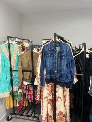 LOTE DE ROPA SIN ESTRANAR POR CIERRE DE TIENDA de segunda mano por 1.295  EUR en Fuenlabrada en WALLAPOP