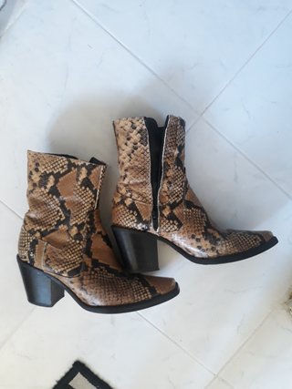 Botas cortas de Zara n37 de segunda mano por 7 EUR en Madrid en WALLAPOP