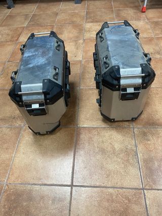 MALETAS AFRICA TWIN ORIGINALES de segunda mano por 250 EUR en Montornès del  Vallès en WALLAPOP