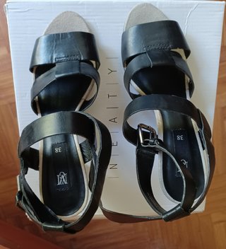 Sandalias negras tacón Mango de segunda mano por 15 EUR en Las Rozas de  Madrid en WALLAPOP