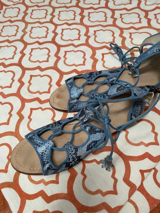 Sandalia azul piel Zara