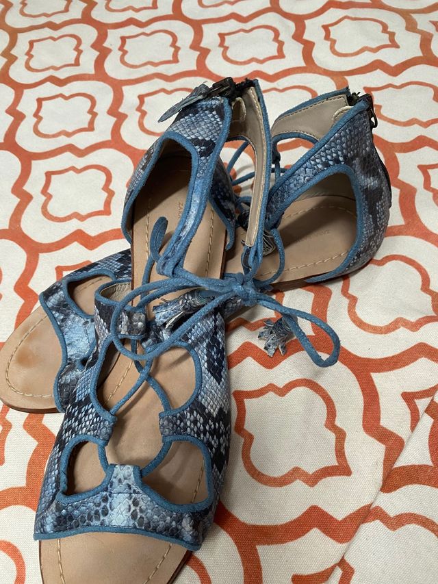 Sandalia azul piel Zara