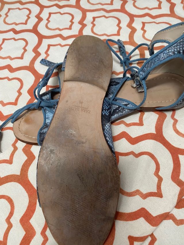 Sandalia azul piel Zara