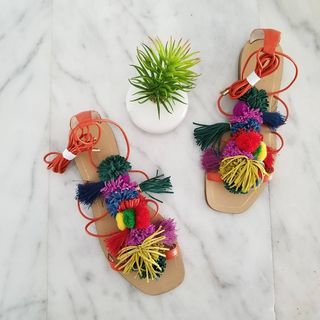 Sandalias pompones piel multicolor boho Zara de segunda mano por 35 EUR en  Paracuellos de Jarama en WALLAPOP
