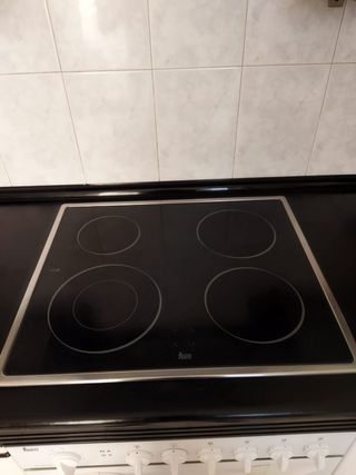 Cocina con horno y placa radiante a gas