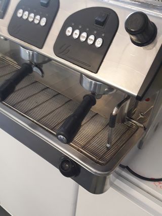 Cafetera 2 brazos hostelería de segunda mano por 499 EUR en Xirivella en  WALLAPOP