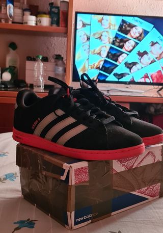 Zapatillas Adidas color negro y suela naranja de segunda mano por 20 EUR en  Valladolid en WALLAPOP