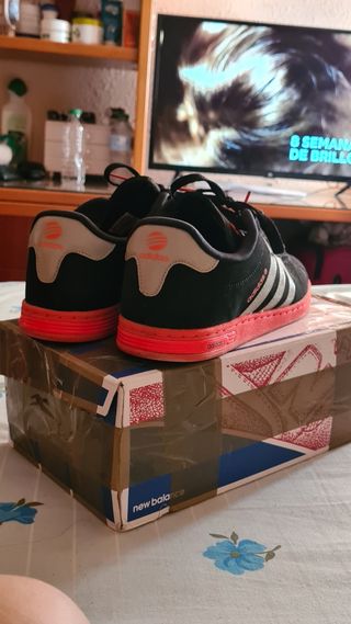 Zapatillas Adidas color negro y suela naranja de segunda mano por 20 EUR en  Valladolid en WALLAPOP