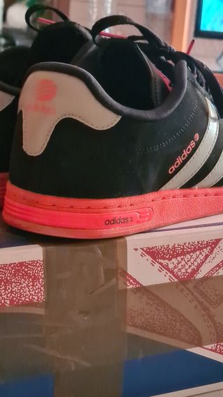 Zapatillas Adidas color negro y suela naranja de segunda mano por 20 EUR en  Valladolid en WALLAPOP