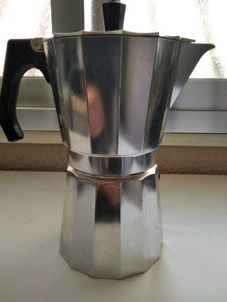 Cafetera italiana grande de 6 u 8 tazas de segunda mano por 12 EUR en  Madrid en WALLAPOP