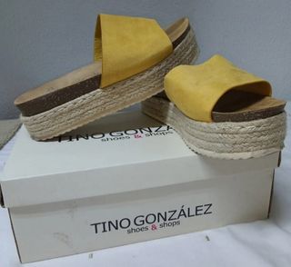 Sandalias tipo chancla amarillas con plataforma de segunda mano por 13 EUR  en Zaragoza en WALLAPOP