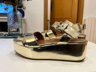 Sandalias doradas de Bimba y Lola de segunda mano por 25 EUR en Madrid en  WALLAPOP