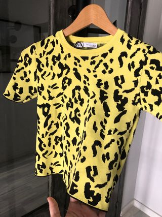 Camiseta animal print Zara de segunda mano por 5 EUR en Sevilla en WALLAPOP