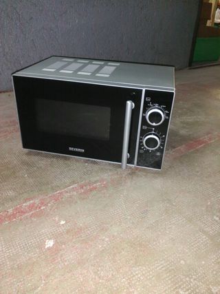 AUTOCARAVANA o CAMPER, microondas bajo consumo. de segunda mano por 25 EUR  en Mataró en WALLAPOP