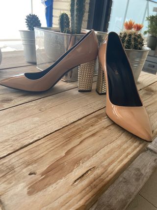 Zapatos de tacón dorados de segunda mano en Zaragoza en WALLAPOP