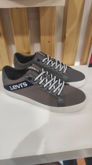Zapatillas Levis gris talla 41 de segunda mano por 35 EUR en Alcañiz en  WALLAPOP