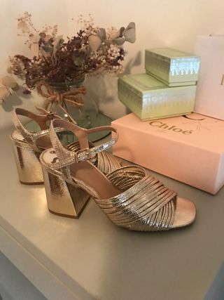 Sandalias doradas Stradivarius de segunda mano por 12 EUR en Alcalá de  Henares en WALLAPOP