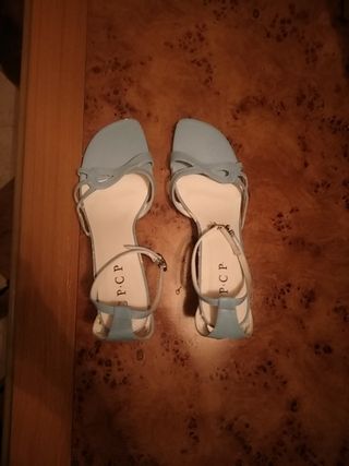 Zapatos de tacón azul cielo de segunda mano por 8 EUR en Madrid en WALLAPOP