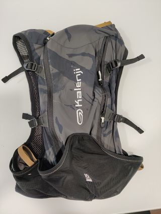 Mochila trailrunning de 15L de segunda mano por 25 EUR en Vitoria-Gasteiz  en WALLAPOP