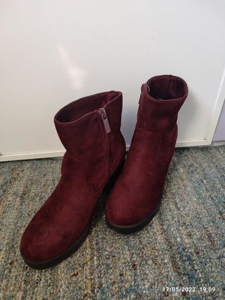 Botines Mustang de terciopelo granate de segunda mano por 15 EUR en  Donostia-San Sebastián en WALLAPOP