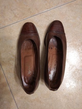 Zapatos salón de piel marrón Martinelli número 35 de segunda mano por 6 EUR  en Barcelona en WALLAPOP