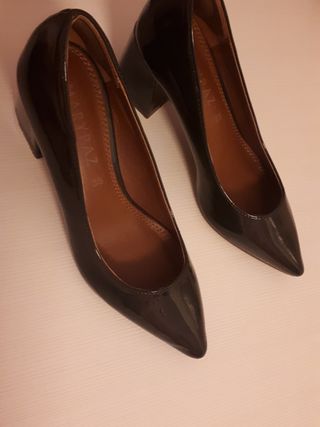 Zapato verde de charol, tacón ancho, n°35 de segunda mano por 15 EUR en  Azuqueca de Henares en WALLAPOP