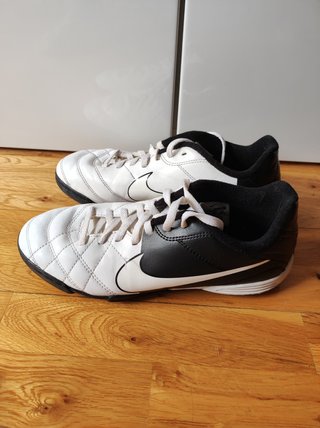Botas de fútbol Nike negras de segunda mano en Barcelona en WALLAPOP
