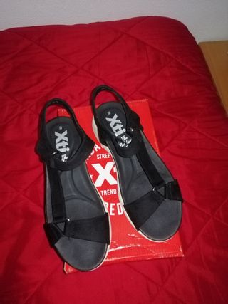 Sandalias planas negras Xti de segunda mano por 20 EUR en Cartagena en  WALLAPOP