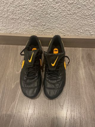 Botas de futbol Nike tiempo de piel de segunda mano por 120 EUR en  Barcelona en WALLAPOP
