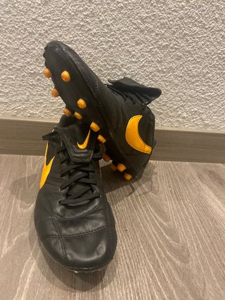 Botas de futbol Nike tiempo de piel de segunda mano por 120 EUR en  Barcelona en WALLAPOP