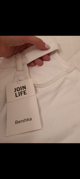 JEANS\\/VAQUEROS BLANCO MUJER BERSHKA (sin estrenar) de segunda mano por 13  EUR en Retamal de Llerena en WALLAPOP