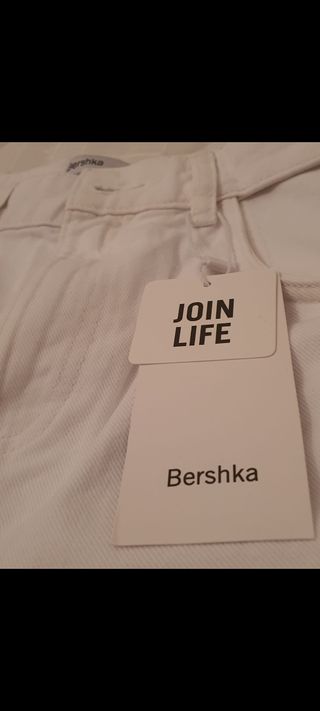 JEANS\\/VAQUEROS BLANCO MUJER BERSHKA (sin estrenar) de segunda mano por 13  EUR en Retamal de Llerena en WALLAPOP