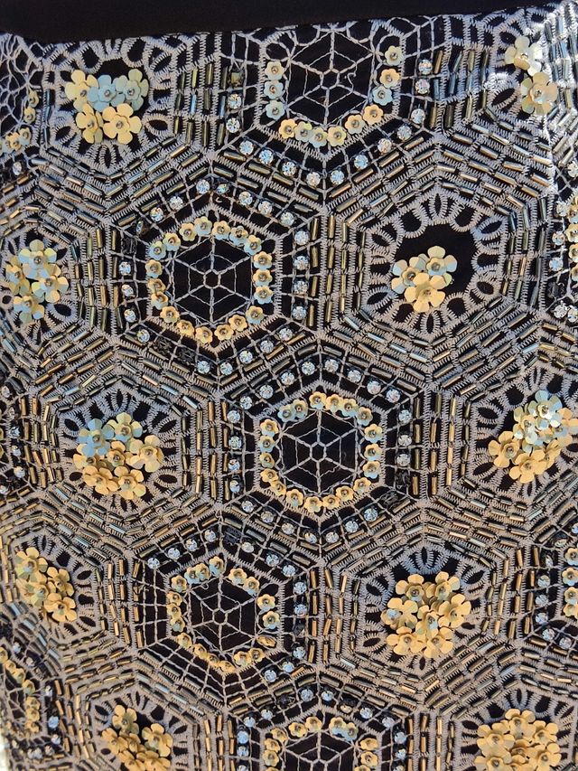🌺 Preciosa falda negra bordada con lentejuelas
