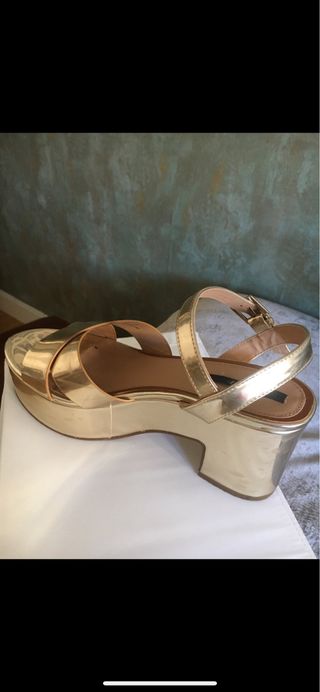 Sandalias MUSTANG plataforma doradas 41 de segunda mano por 12 EUR en  Madrid en WALLAPOP