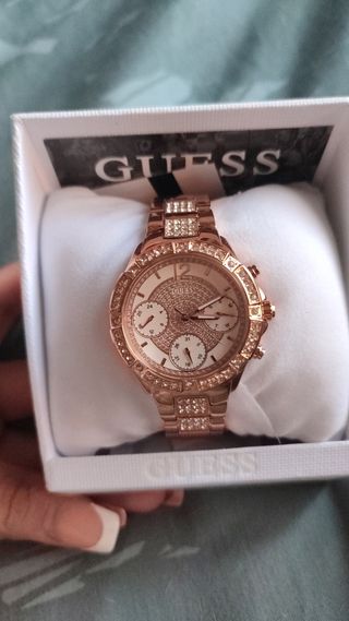 Reloj Guess rosa de segunda mano en WALLAPOP