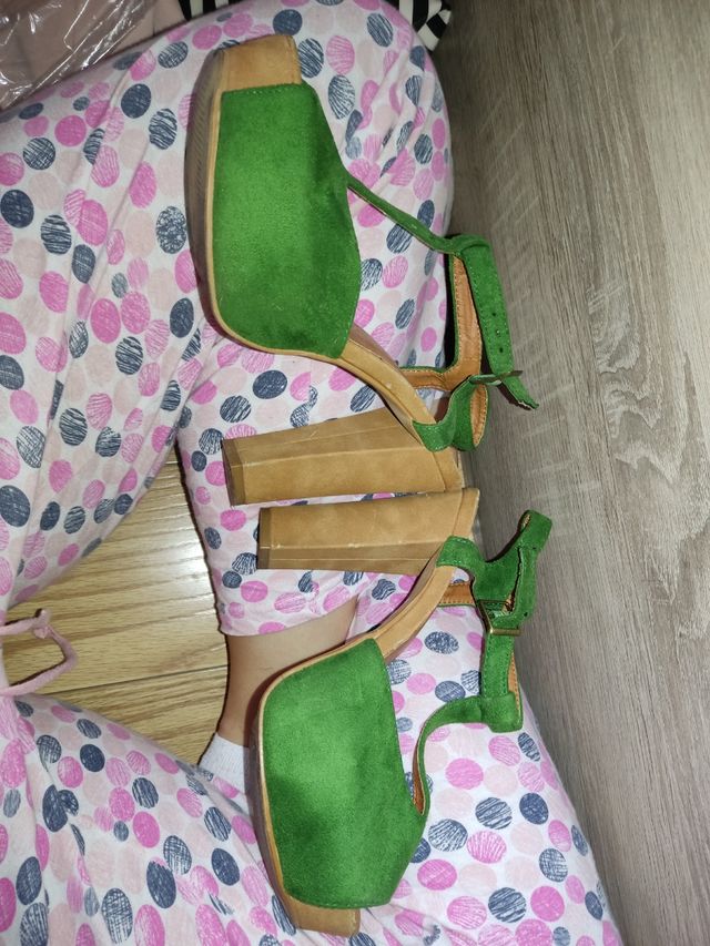zapatos tacón alto verdes. Muy cómodos