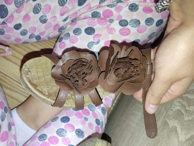 Cuñas marrones con flores