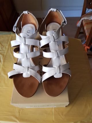 Sandalias blancas de piel y tacón, Unisa T40 Mujer de segunda mano por 25  EUR en Tres Cantos en WALLAPOP