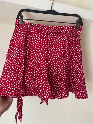 Falda pantalón rojo de flores Zara con etiqueta de segunda mano por 10 EUR  en Madrid en WALLAPOP