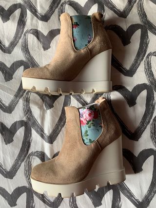 Botines color marrón claro con detalles de flores de segunda mano por 20  EUR en Lugo en WALLAPOP