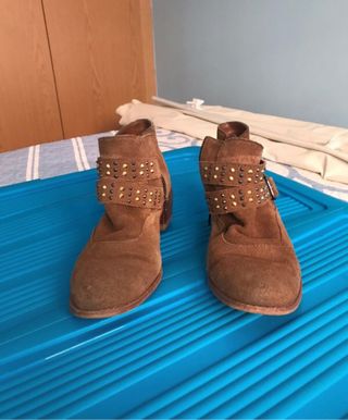 Botines piel vuelta de segunda mano por 10 EUR en Madrid en WALLAPOP