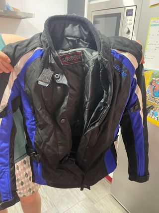 Chaqueta moto mujer de segunda mano por 50 EUR en Córdoba en WALLAPOP