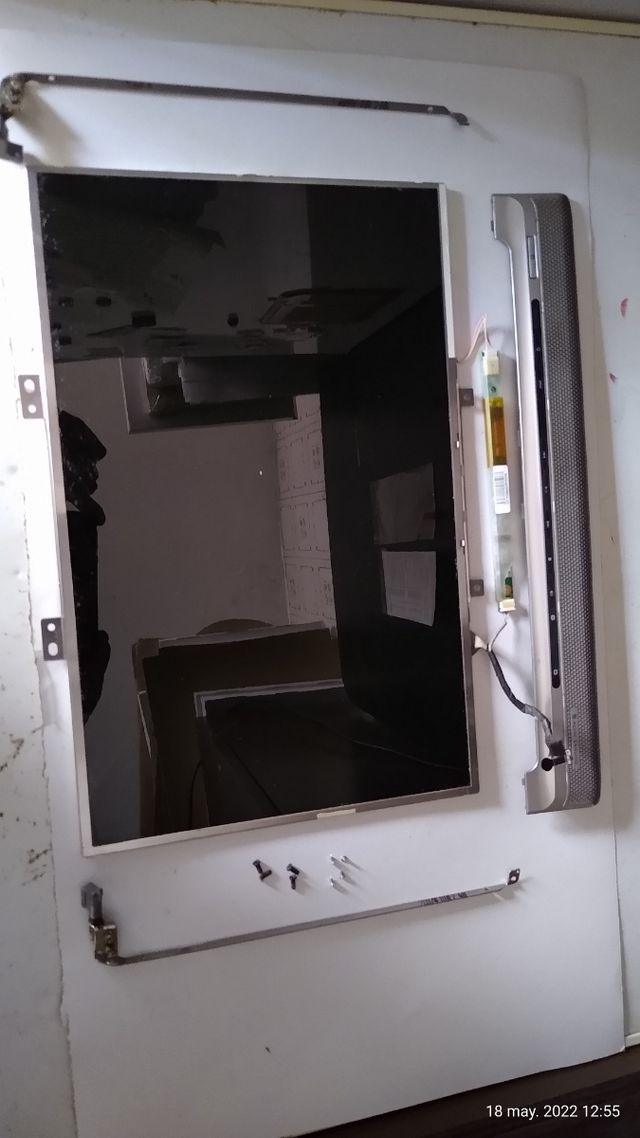 Pantalla, bisagras con agarre, barra sonido.