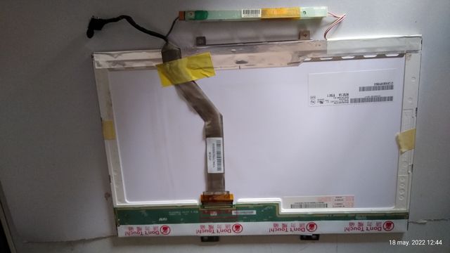 Pantalla, bisagras con agarre, barra sonido.