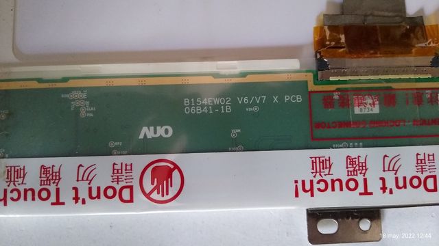 Pantalla, bisagras con agarre, barra sonido.